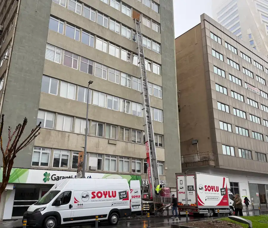 Apartman cephesine kurulmuş taşıma asansörü