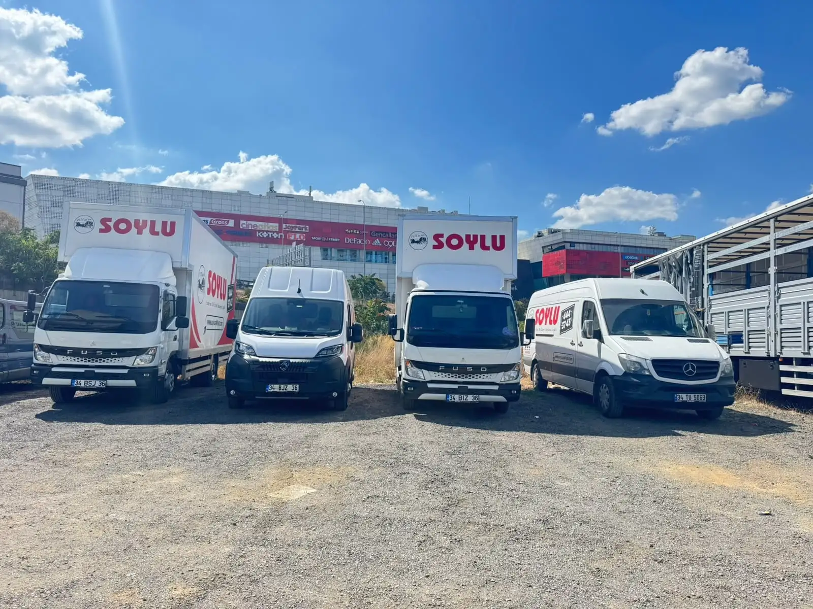 Dört Soylu Nakliyat aracı yan yana: kapalı kasa kamyonlar ve panelvan