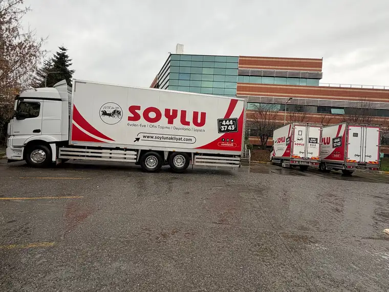Soylu Nakliyat kamyon filosu şirket otoparkında