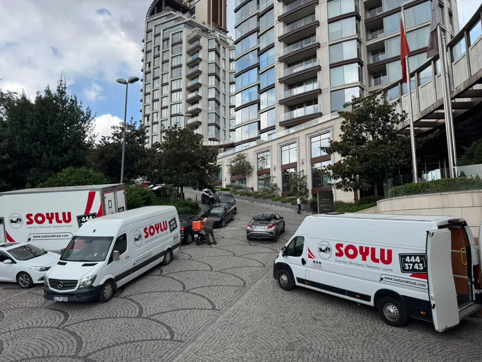 Soylu panelvanları rezidans önünde yokuşta evden eve taşımada