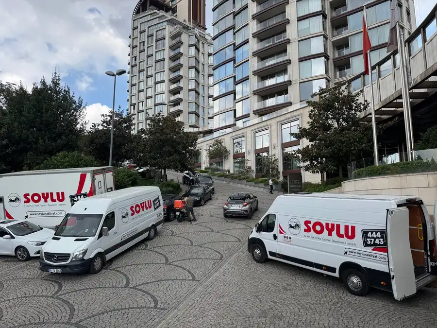 Soylu Nakliyat araçları bir rezidansta evden eve nakliyat yaparken