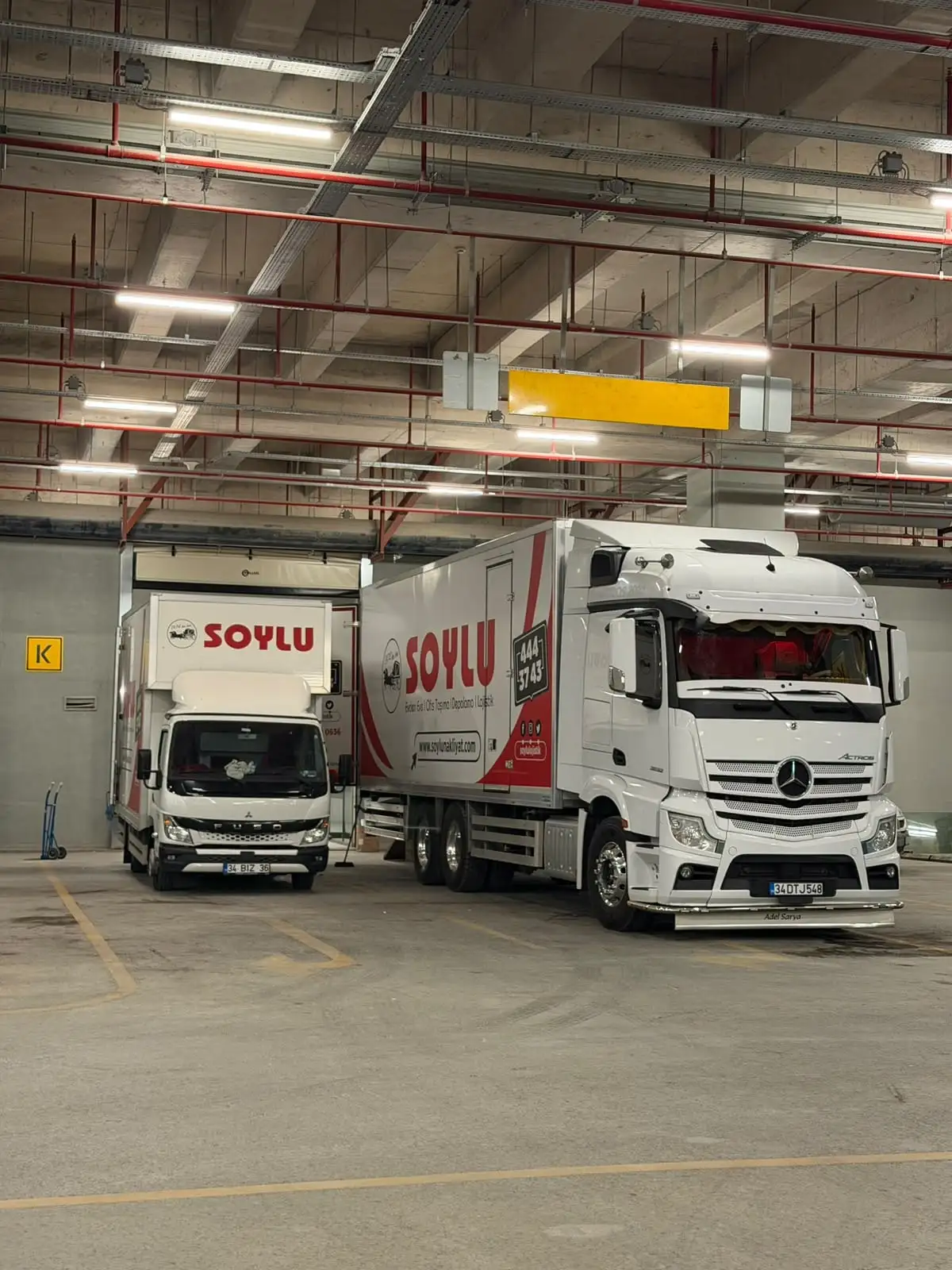 Soylu Nakliyat tırı ve kamyonu kapalı otoparkta sefere hazır