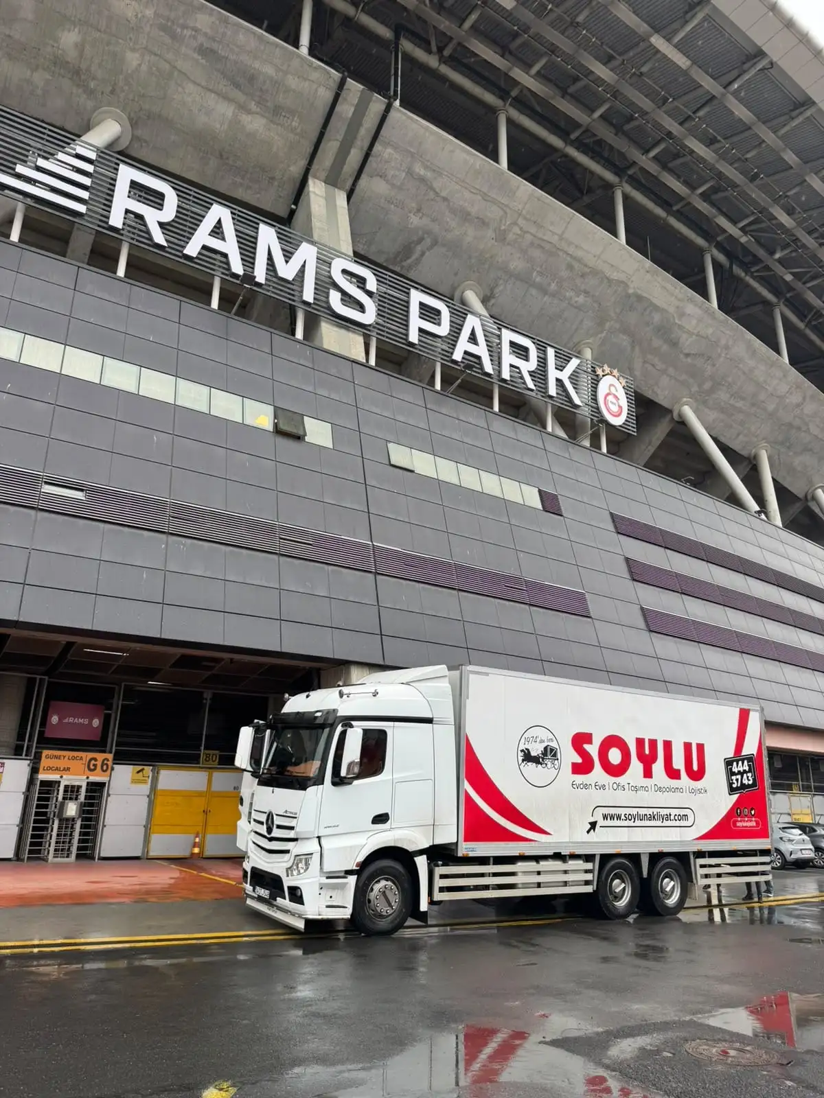 Soylu Nakliyat tırı stadyum önünde kurumsal taşımada