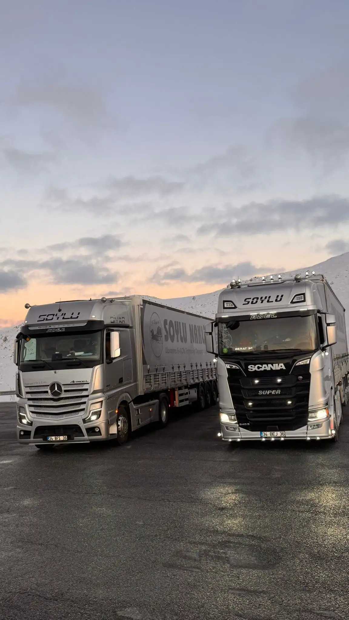 Gün batımında Soylu Nakliyat Mercedes-Benz Actros ve Scania çekiciler