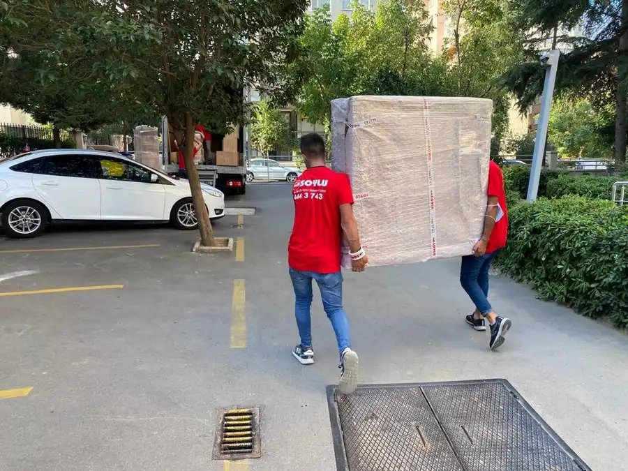Soylu Nakliyat ekibi dar bir sokakta evden eve nakliyat yaparken