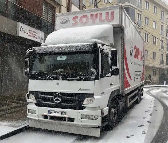 Karlı havada yola çıkmaya hazır Soylu Nakliyat kamyonu, İstanbul Hakkari şehirlerarası taşıma