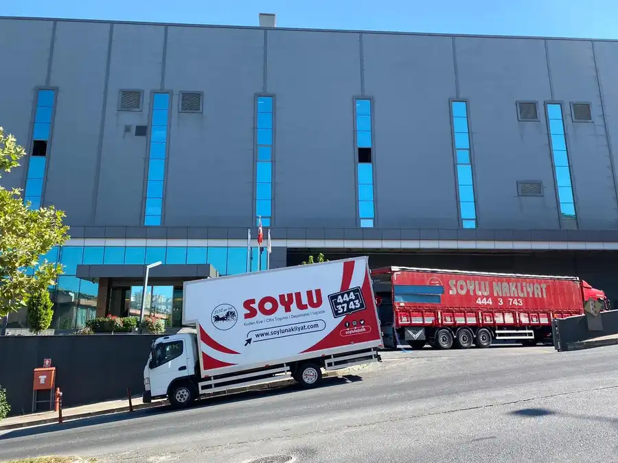 Soylu Nakliyat tırı ve kamyonu plaza önünde ofis taşımada
