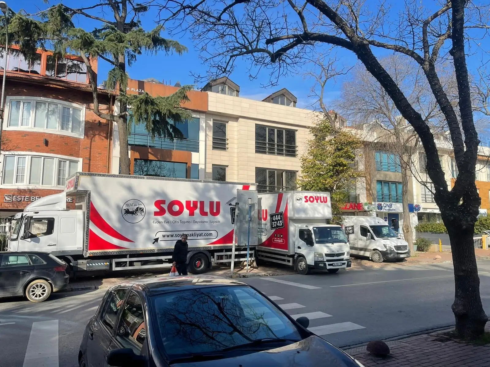 Soylu kamyonları İstanbul sokağında evden eve taşımada