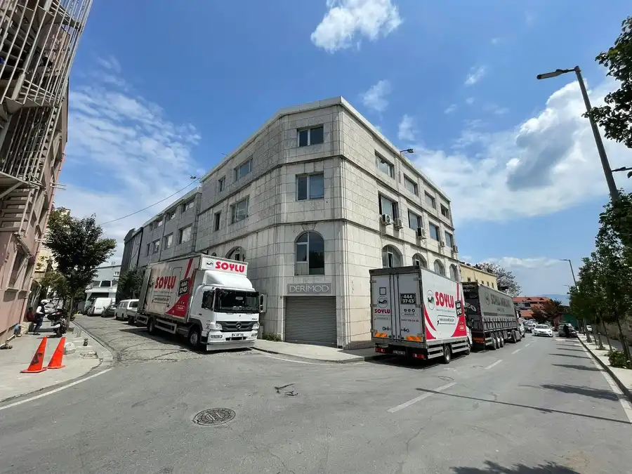 Fabrika taşımacılığı için tesis önünde sıralanan tırlar