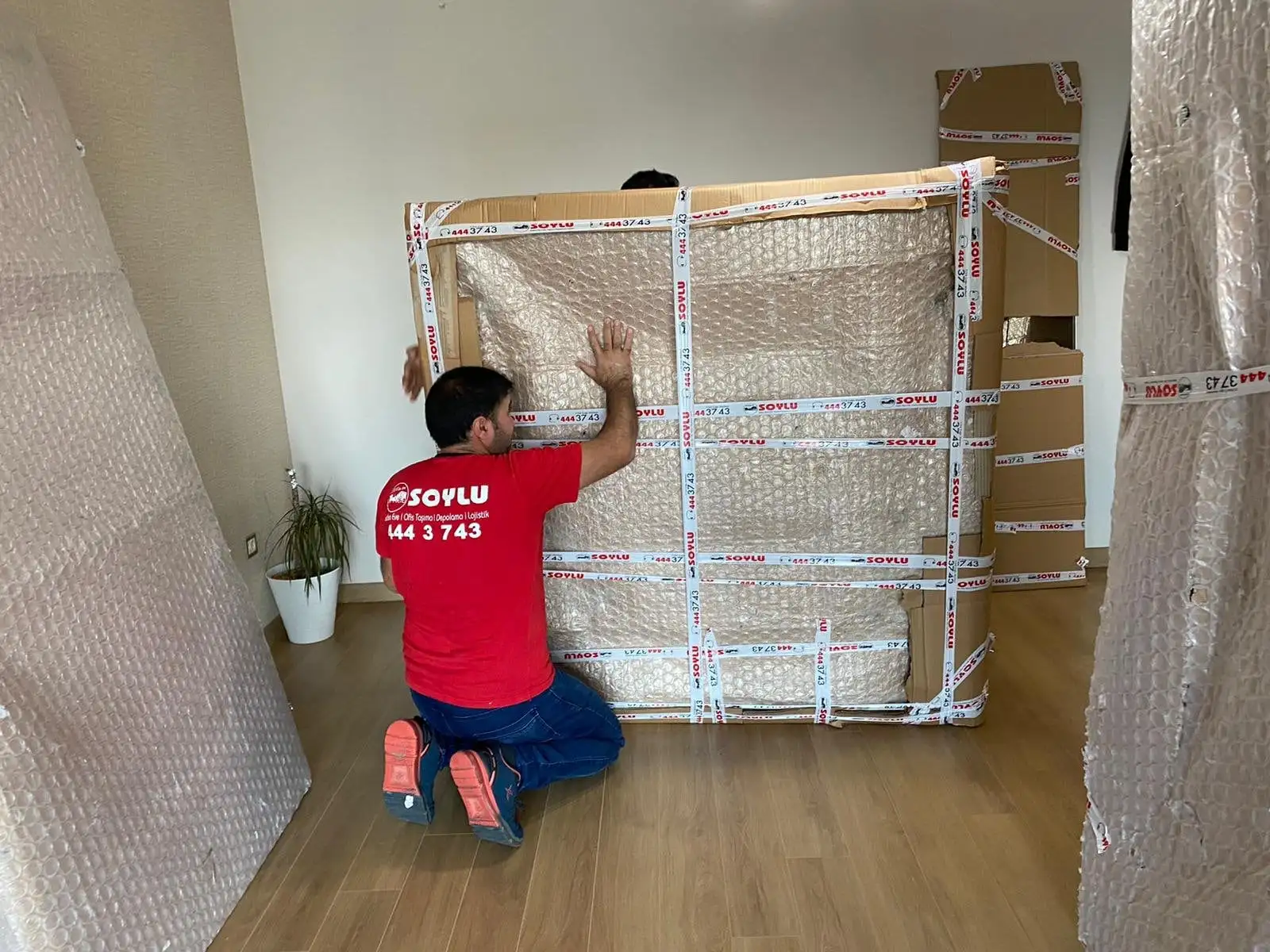 Profesyonel Paketleme: Soylu Nakliyat ekibi sahada