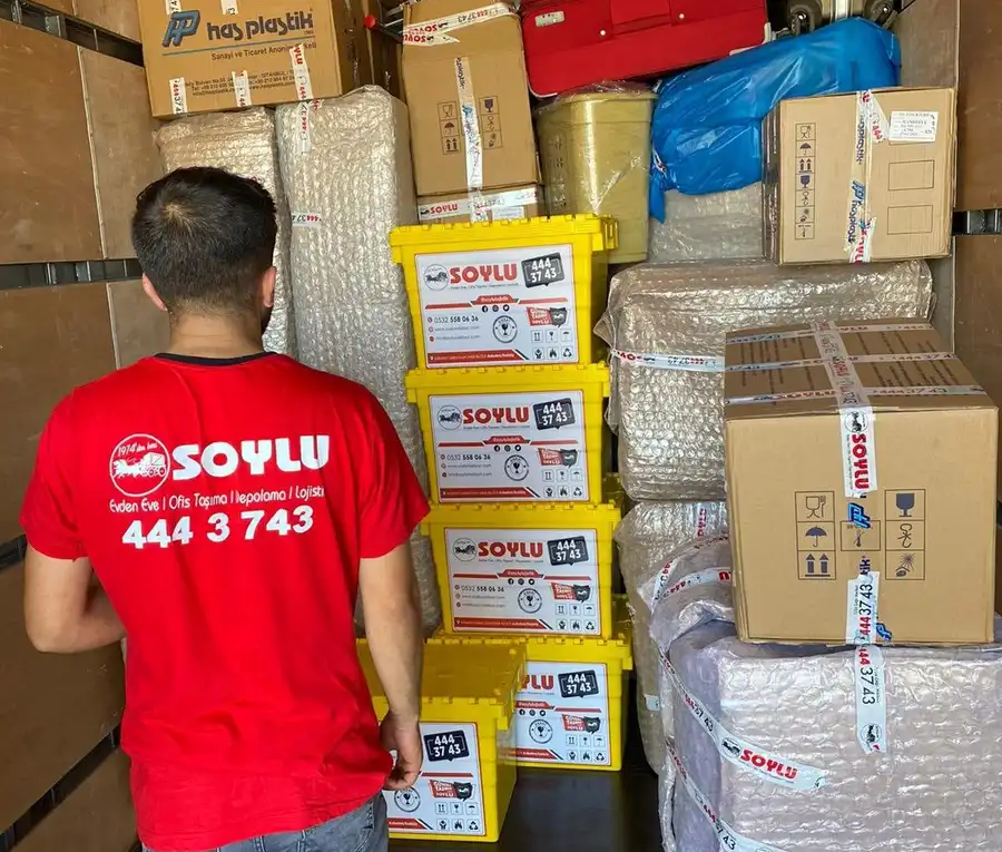 Fuar taşımacılığında stant ve sergi malzemelerinin kamyona yüklenmesi