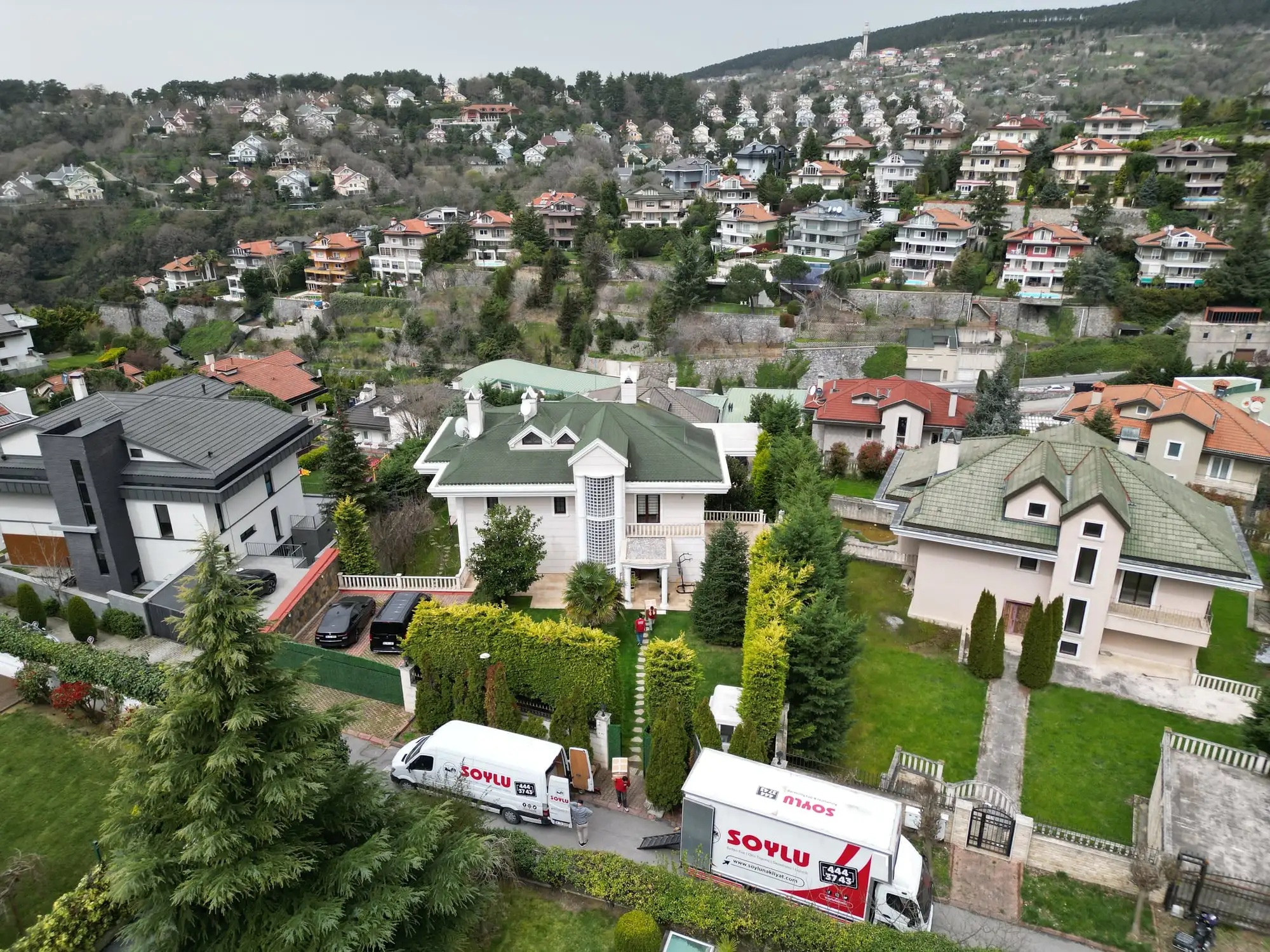 Havadan görünüm: İstanbul'da bir villa sitesinde evden eve nakliyat yapan Soylu Nakliyat araçları