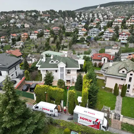 Havadan görünüm: İstanbul'da bir villa sitesinde evden eve nakliyat yapan Soylu Nakliyat araçları