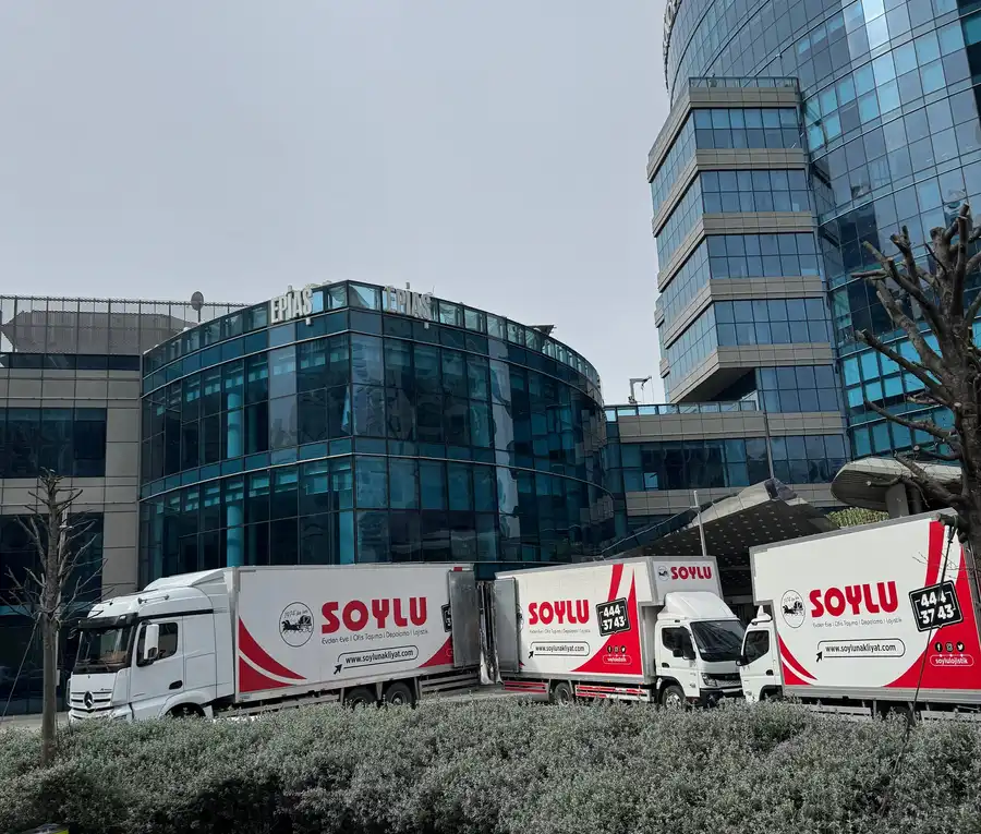 Soylu Nakliyat filosuna ait kamyon ve tırlar bir plaza önünde