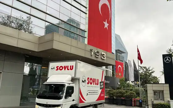 Türk bayraklı plaza önünde Soylu Nakliyat kamyonu