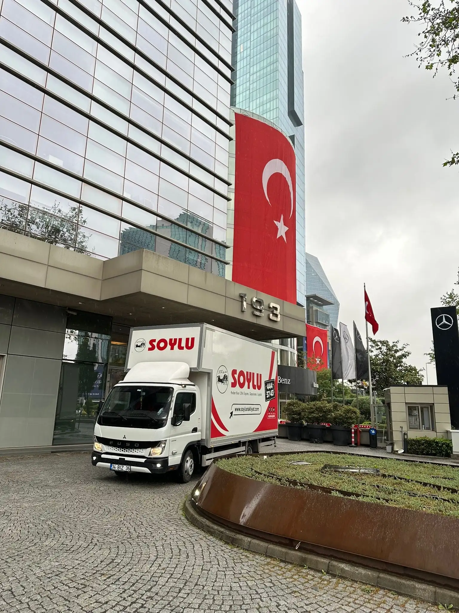 Türk bayraklı plaza önünde Soylu Nakliyat kamyonu