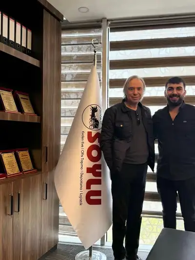Soylu Nakliyat ofisinde kurumlardan alınan plaketler ve Soylu bayrağı
