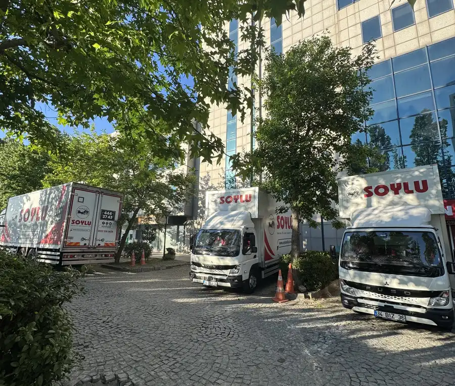 Taşınma sonrası Soylu Nakliyat çalışanı müşteriyle tokalaşıyor