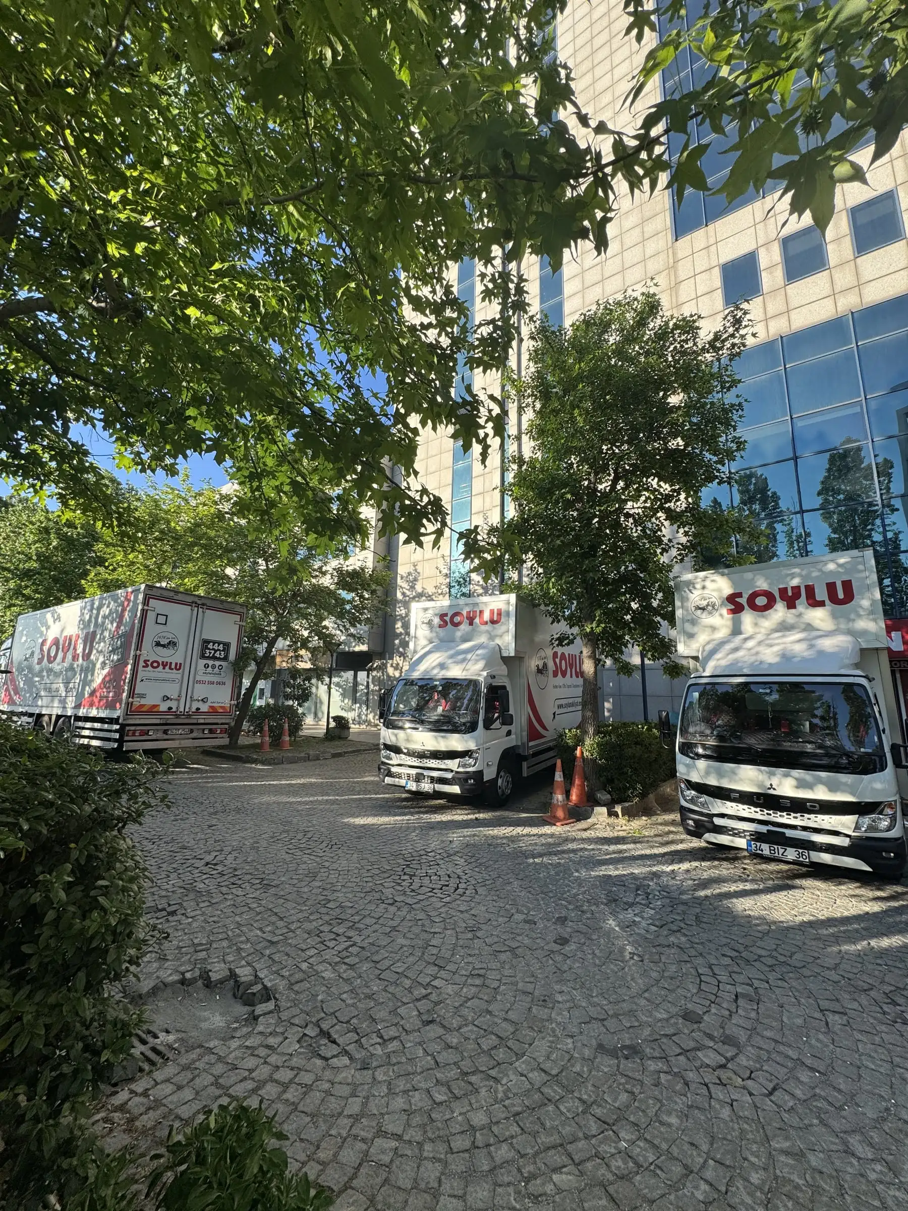 Taşınma sonrası Soylu Nakliyat çalışanı müşteriyle tokalaşıyor