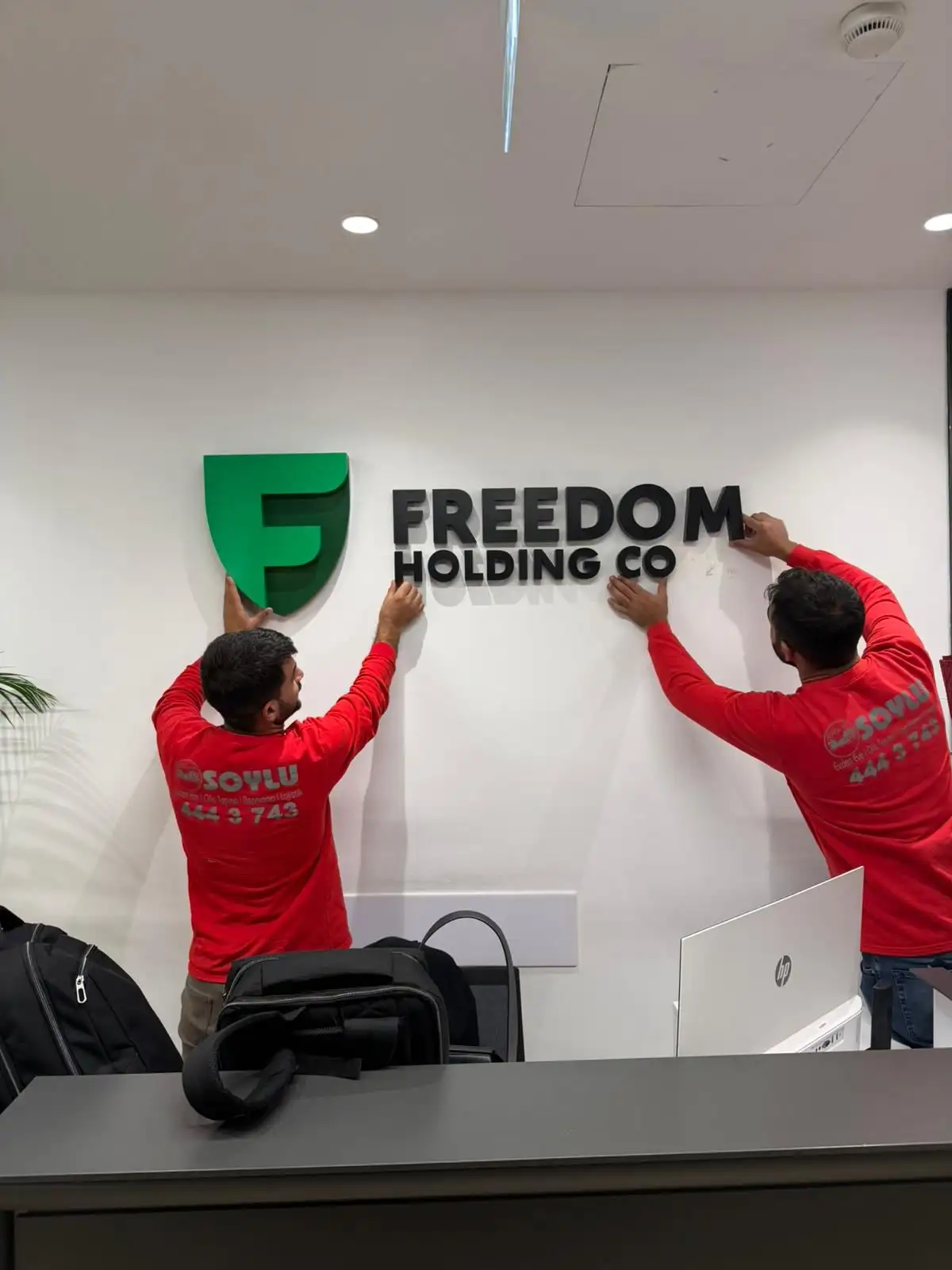 Freedom Holding ofisinde Soylu ekibi tabela montajı yapıyor