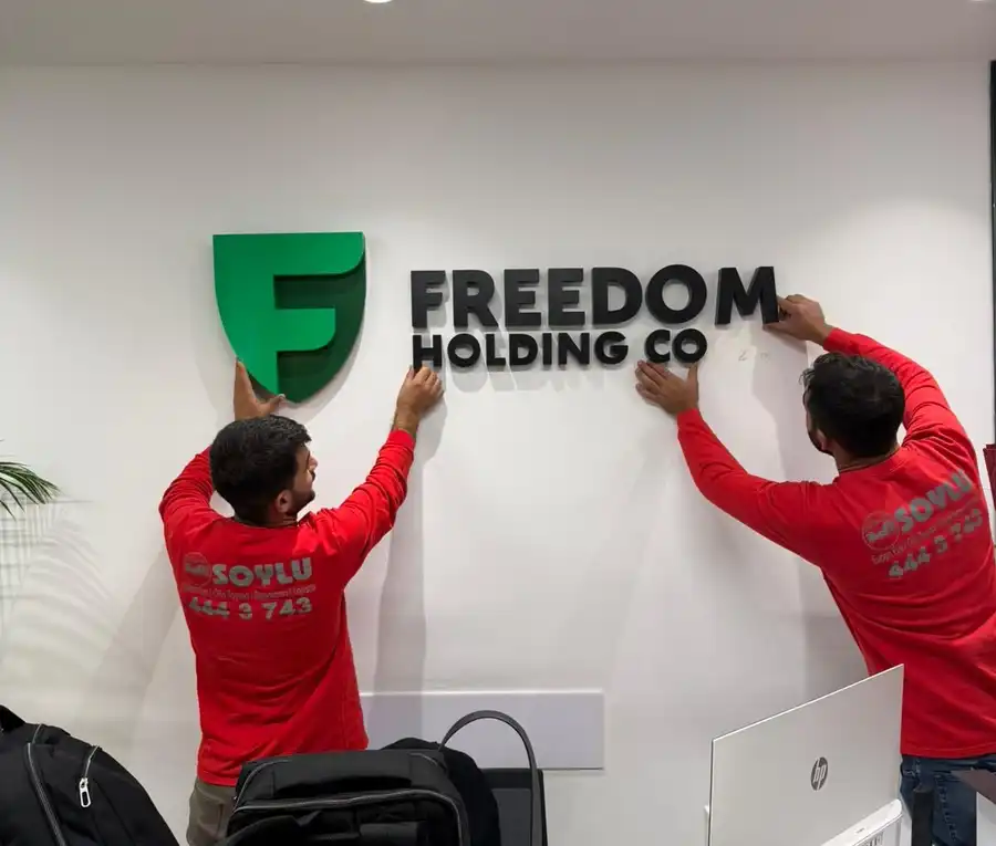Şirket taşımacılığı sırasında paketlenmiş ofis mobilyaları