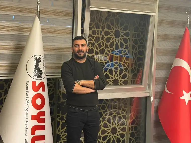Soylu Nakliyat ofisi: Soylu bayrağı ve Türk bayrağı