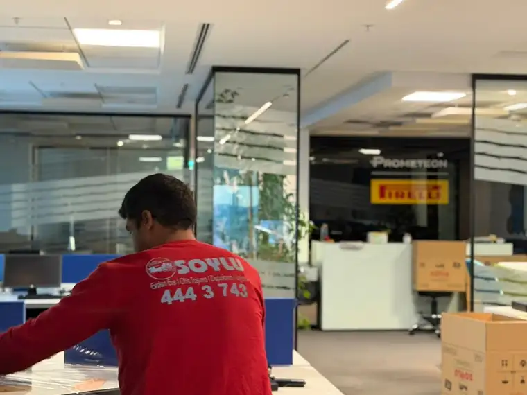Pirelli ofis taşımasında Soylu Nakliyat personeli