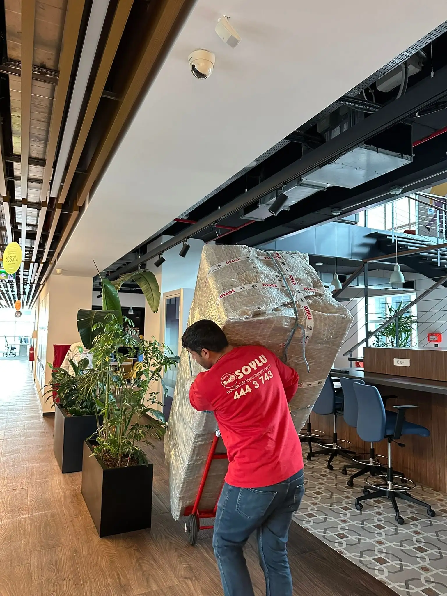 Soylu Nakliyat ekibi kurumsal ofis taşıması yapıyor