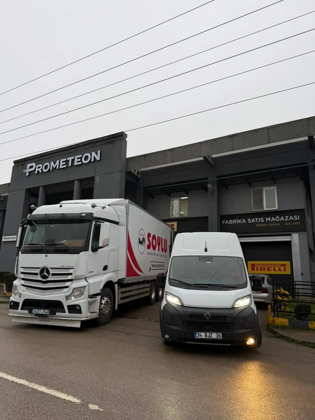 Prometeon tesisi önünde Soylu Nakliyat tırı ve panelvanı