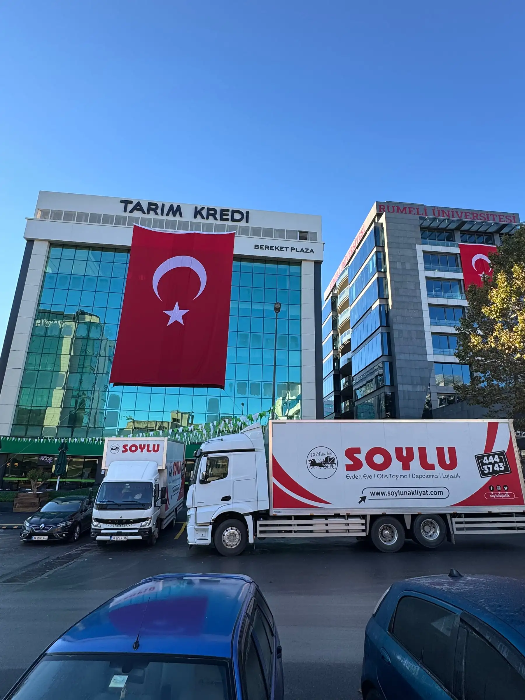 Tarım Kredi plazası önünde Soylu Nakliyat taşıma kamyonları