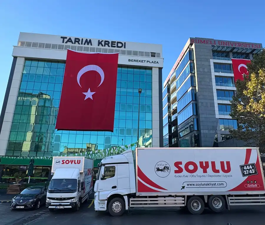 Banka taşımacılığı için finans kurumu genel müdürlük binası önünde bekleyen taşıma aracı