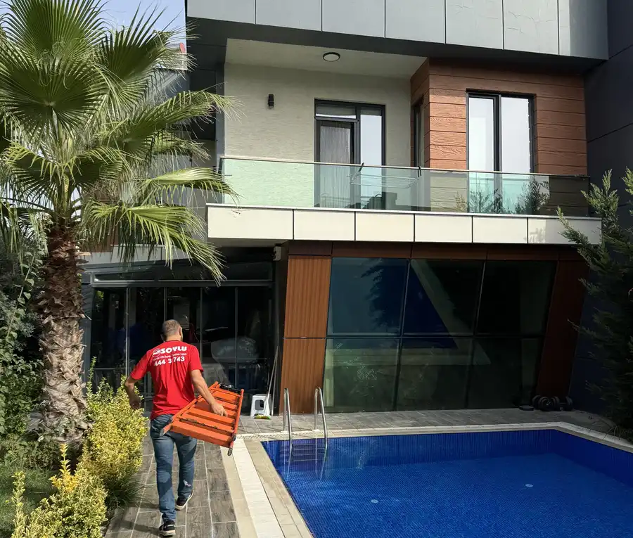 Villa taşıma için bahçeli müstakil ev önünde konumlanan nakliye aracı