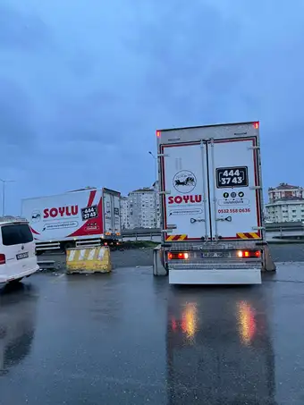 Alacakaranlıkta yola çıkmaya hazır Soylu Nakliyat kamyonunun arka kapıları